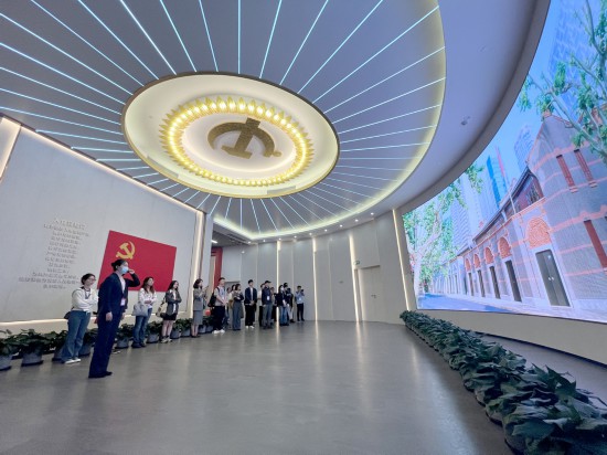 記者們參觀中共一大紀(jì)念館。 吳之淵 攝