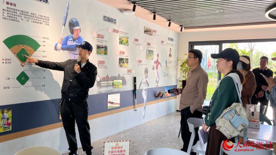 中央重點新聞網(wǎng)站、浙江省主要新聞網(wǎng)站的記者們走進嘉興平湖林埭鎮(zhèn)棒球小鎮(zhèn)。人民網(wǎng) 艾宇韜攝