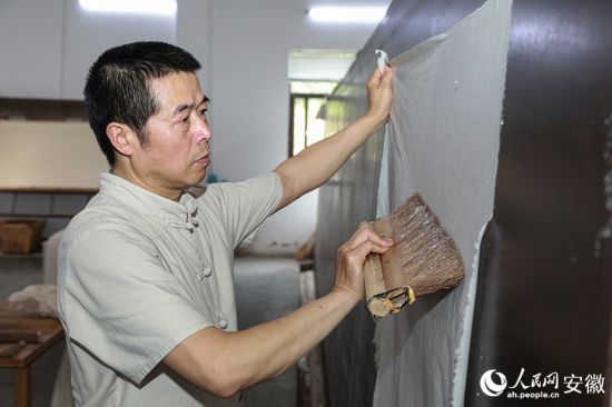 宣紙制作工藝——曬紙。人民網記者 張俊攝