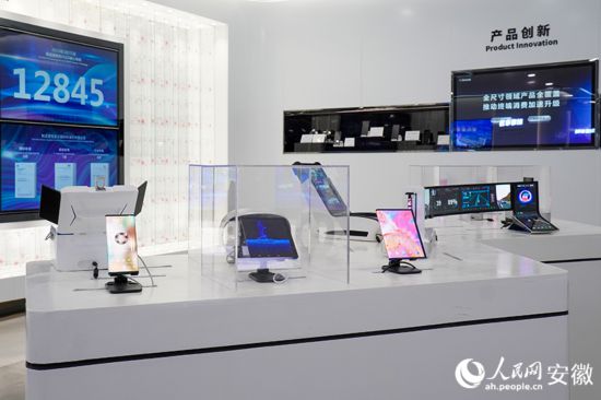 維信諾合肥車間，展示各種各樣的“屏”產品。人民網記者 陳若天攝