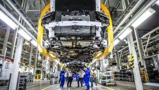 比亞迪合肥基地生產線上，工人們正在忙碌。受訪企業(yè)供圖