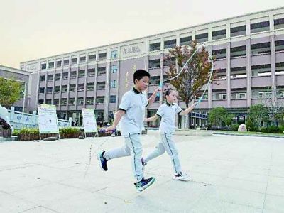 用花樣跳繩對(duì)抗挫敗。 齊武路小學(xué) 供圖 