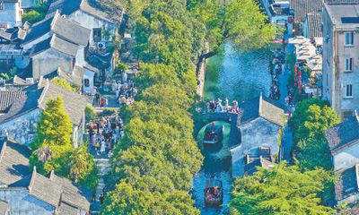 4月18日，游客在江蘇蘇州平江歷史文化街區(qū)休閑游玩。長期以來，蘇州實施平江路風貌保護與環(huán)境整治工程等，深入挖掘歷史街區(qū)和歷史建筑文脈內涵，高質量、精細化推進平江歷史文化街區(qū)保護更新工程，吸引大批游客前來旅游觀光。新華社記者 李 博攝