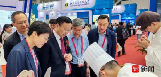 中國產(chǎn)學(xué)研合作促進會副會長雷朝滋、教育部科學(xué)技術(shù)與信息化司副司長舒華親臨指導(dǎo)