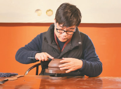 謝強在制作紫砂壺。受訪者供圖