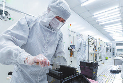 在國家第三代半導體技術創(chuàng)新中心（南京）平臺，科研人員在檢測產品。該平臺已經實現(xiàn)碳化硅芯片自主量產并達到國際先進水平。孫中元攝（人民視覺）