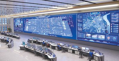 在南京鋼鐵智慧運營中心，鋼鐵煉成的細節(jié)在數字孿生技術應用下實現(xiàn)實時映射。邵啟明攝（人民視覺）