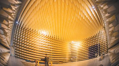 新譽集團國家級電磁兼容（EMC）實驗室可測試設備在復雜電磁環(huán)境中的性能，科研人員在進行電磁輻射監(jiān)測作業(yè)。常州市委宣傳部供圖