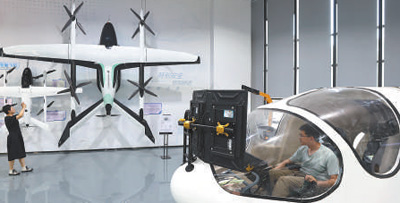 億維特（南京）航空科技有限公司展廳內展示的電動垂直起降飛機、氫能無人機等產品，讓市民近距離了解低空飛行器。馮 芃攝（人民視覺）