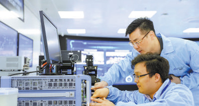 紫金山實驗室是重大科技創(chuàng)新平臺，在未來網絡等領域取得了一系列世界領先的成果。圖為實驗室內科研人員在開展技術攻關。馮 芃攝（人民視覺）