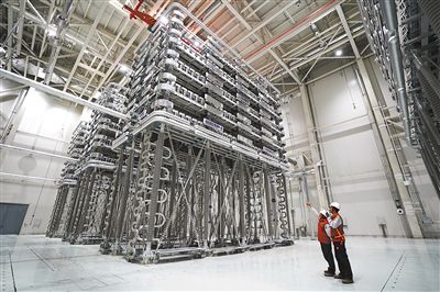 南瑞集團工程人員在白鶴灘—江蘇±800千伏姑蘇換流站內開展換流閥檢修工作。楊銘軒攝（人民視覺）