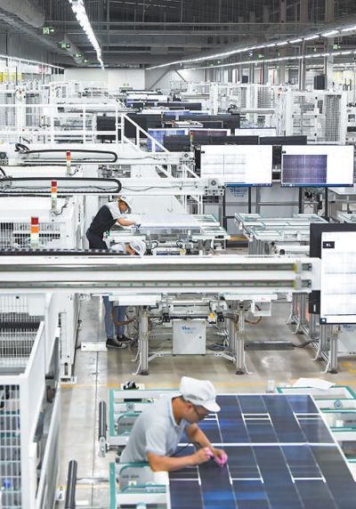 宿遷經濟技術開發(fā)區(qū)天合光能生產車間內，工人們在“數智化”產線上趕制光伏組件產品。黃 松攝（人民視覺）