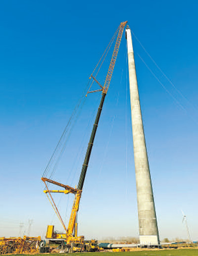 河北省衡水市景縣南運河的風(fēng)電場上，XCA4000將重達70噸的塔筒吊至130米高度。陳宇航攝（人民視覺）