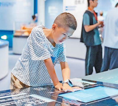 陜西歷史博物館秦漢館，游客在體驗互動裝置。施 覺攝