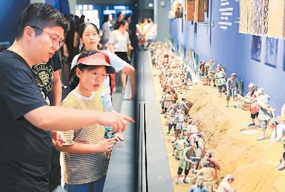 家長陪伴孩子在南京城墻博物館參觀。蘇 陽攝（人民視覺）