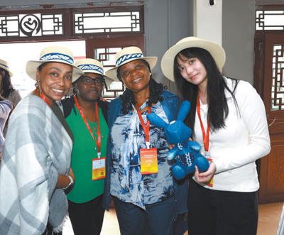 研討班成員在黔西市化屋村參觀體驗蠟染制作后合影。王 敏攝