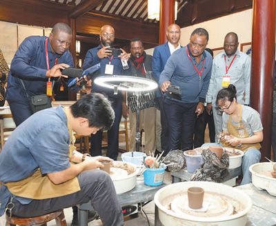 研討班成員在張家港市永聯(lián)村農(nóng)耕文化園永瓷工坊觀看陶瓷制作技藝。黃智強攝