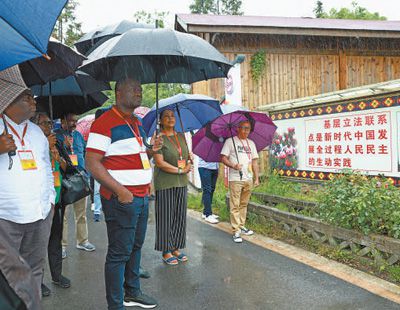 研討班成員在畢節(jié)市潁川村參觀調(diào)研。王 敏攝