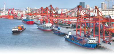 8月14日，在江蘇張家港港碼頭，貨輪在進行木材、糧油、鋼材等貨物和集裝箱的裝卸作業(yè)。施柏榮攝（人民視覺）