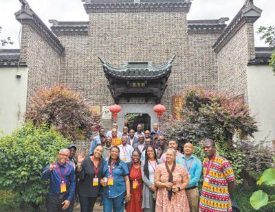 研討班成員在張家港市德積街道人大（議政）代表履職中心合影。丁 鵬攝