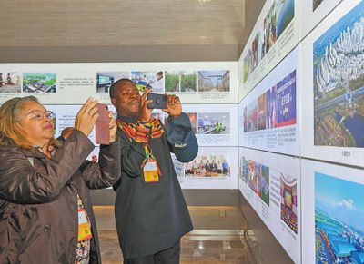 研討班成員在張家港市永聯(lián)村展示館參觀。黃智強攝