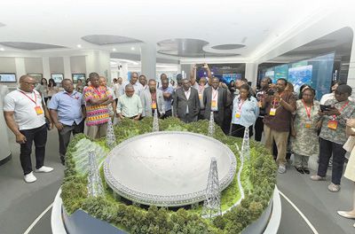 研討班成員在國家大數(shù)據(jù)（貴州）綜合試驗區(qū)交流體驗中心觀看“中國天眼”模型?？簺s櫆攝