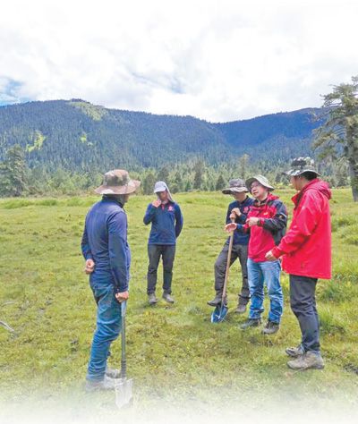 張甘霖（右二）在野外考察。楊 飛攝（人民視覺）