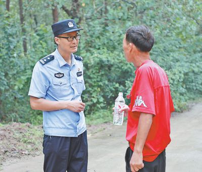 江蘇邳州市公安局新河派出所民警沈成（左）走訪村民。湯 峰攝