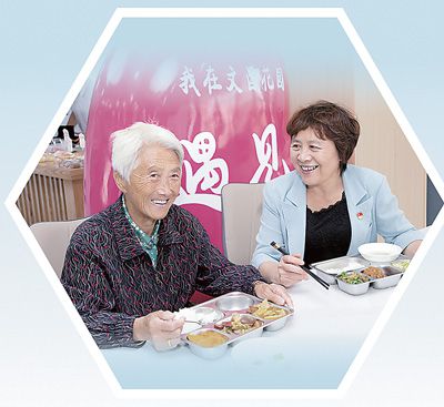 鄭翔（右）在社區(qū)食堂征詢居民意見(jiàn)建議。程可欣攝