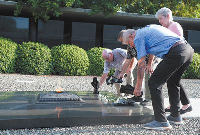 飛虎隊(duì)代表團(tuán)成員向南京大屠殺死難者獻(xiàn)上白菊。浩 洋攝