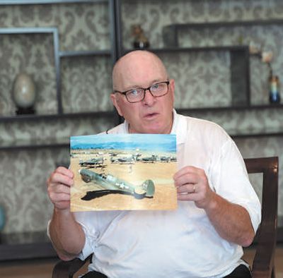 小克利福德·隆展示其父親曾駕駛的戰(zhàn)斗機(jī)照片。浩 洋攝