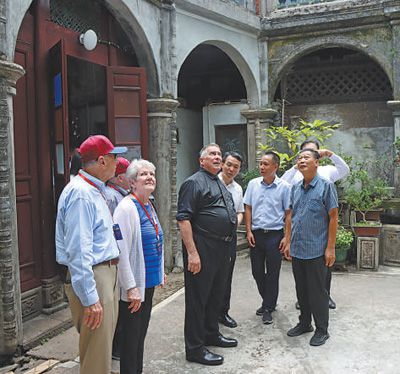 飛虎隊(duì)代表團(tuán)成員參觀飛虎隊(duì)在福建長(zhǎng)汀的駐扎地黃氏麗園。本報(bào)記者 鐘自煒攝