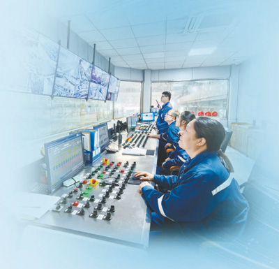 新長(zhǎng)江集團(tuán)旗下江陰市金屬制管廠自動(dòng)化生產(chǎn)線操作室，工人正在監(jiān)督設(shè)施運(yùn)行，確保安全環(huán)保。受訪者供圖