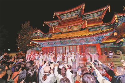 游客在樊樓前欣賞古典舞蹈。左 豪攝