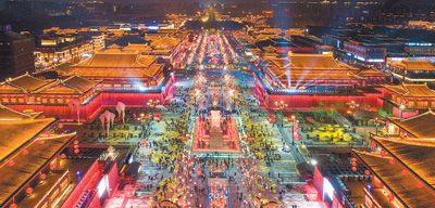 曲江池畔，大唐不夜城燈火輝煌。西安曲江新區(qū)管委會供圖