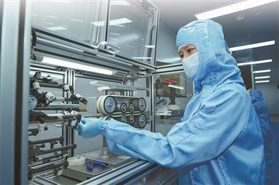 沛嘉醫(yī)療科技（蘇州）有限公司是一家生產(chǎn)結(jié)構(gòu)性心臟病領(lǐng)域高端醫(yī)療器械的國(guó)家高新技術(shù)企業(yè)，2024年入圍國(guó)家級(jí)專精特新“小巨人”名單，企業(yè)創(chuàng)新發(fā)展獲得財(cái)政獎(jiǎng)補(bǔ)資金支持。圖為公司經(jīng)導(dǎo)管人工心臟瓣膜系統(tǒng)生產(chǎn)線。王曉輝攝