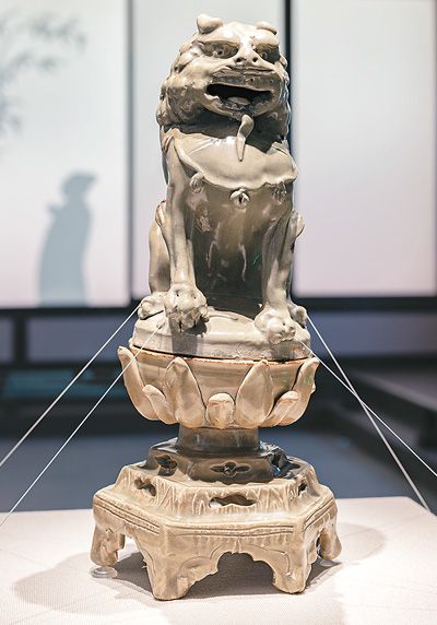 北宋耀州窯青釉狻猊出香薰爐（陜西省考古研究院藏）。