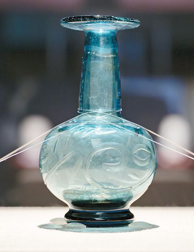 北宋藍色刻花玻璃瓶（浙江省博物館藏）。揚州中國大運河博物館供圖