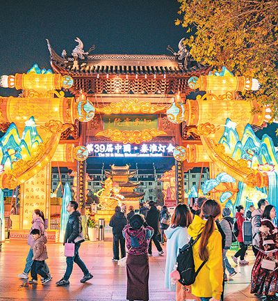 市民、游客前來觀賞秦淮燈會(huì)。