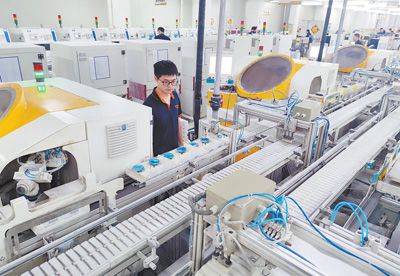 丹陽(yáng)一家企業(yè)的鏡片磨邊產(chǎn)線。中共丹陽(yáng)市委宣傳部供圖