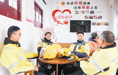 江蘇省泰州市，外賣小哥在工會(huì)驛站里休息、聊天。顏禹銘攝
