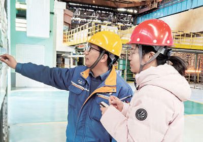 姚雪青（右）在梅鋼采訪無人產線。王振坤攝