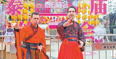 在江蘇無錫泰伯廟會上，兩名法國游客身穿漢服留影。尤佳偉攝