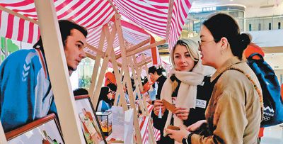 外國游客在北京延慶萬達廣場體驗市集。張珈倩攝