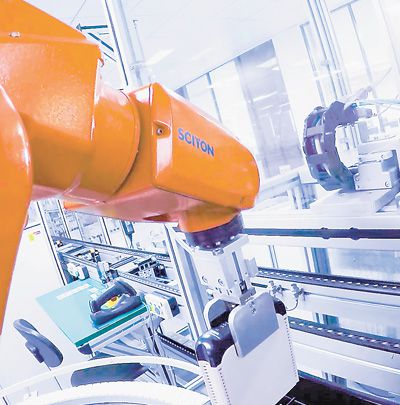 科遠智慧電控生產(chǎn)車間內(nèi)，全自動生產(chǎn)線正在組裝機器人產(chǎn)品。仲從慶攝（人民視覺）