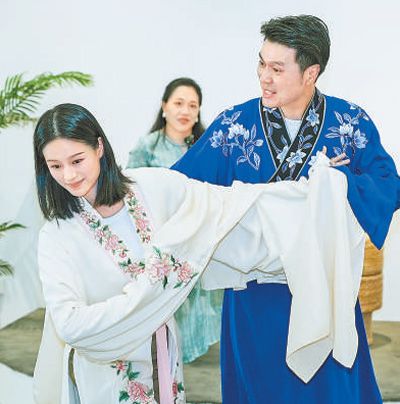 小劇場(chǎng)錫劇《聊齋·紫尾》演出前的導(dǎo)賞活動(dòng)上，演員為觀眾展示錫劇表演動(dòng)作。以上圖片均為無(wú)錫市錫劇院提供