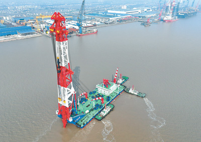 圖為“二航長青”輪駛離啟東海工碼頭。陳意海攝（人民視覺）