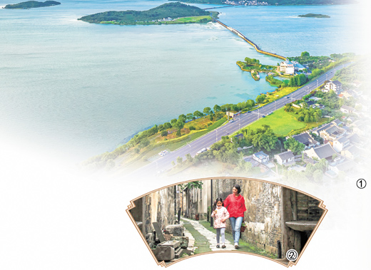 圖①：太湖畔的東村。圖②：村民行走在東村棲賢巷。圖①②均為金庭鎮(zhèn)政府提供