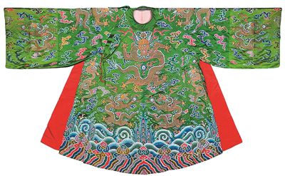 清乾隆綠地妝花緞彩云金龍紋男蟒。南京博物院供圖