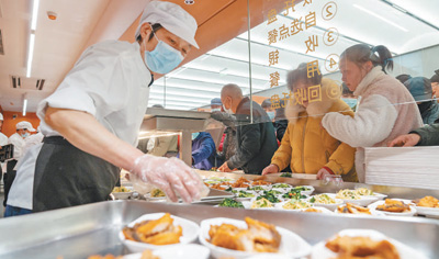 圖為市民在地鐵食堂檔口排隊買餐。史凌云攝（人民視覺）